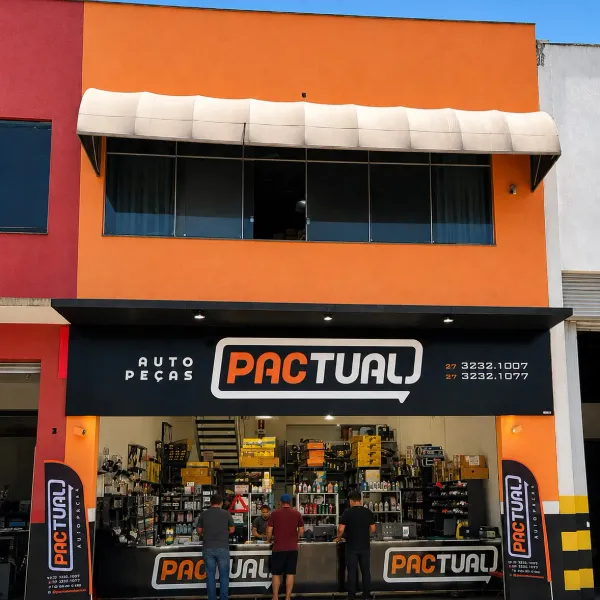 Fachada da Pactual Auto Peças com três clientes sendo atendidos no balcão, sob o letreiro laranja e preto da loja